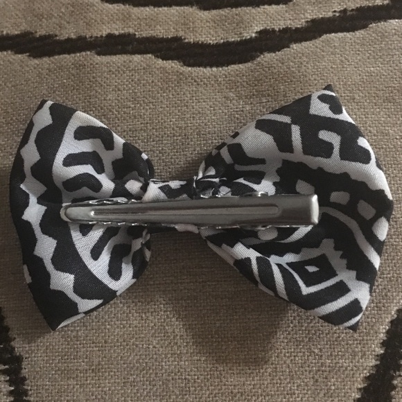 Claire’s Aztec Print Black & White Bow 🎀 - Picture 3 of 7